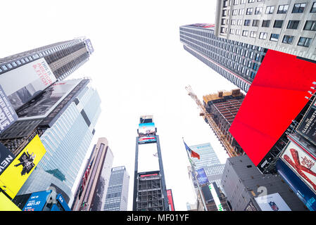 Times Square, NYC / USA - 22 décembre 2016 : Gratte-ciel et d'immenses panneaux d'affichage sur Time Square à New York Banque D'Images