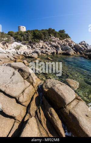 Falaises et rochers encadrent la tour surplombant la mer turquoise Cala Pira Castiadas Cagliari Sardaigne Italie Europe Banque D'Images