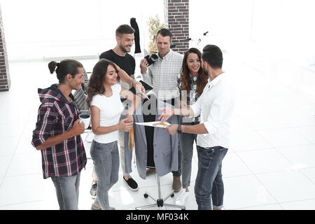 Les concepteurs travaillant avec de nouveaux modèles de vêtements pour hommes Banque D'Images