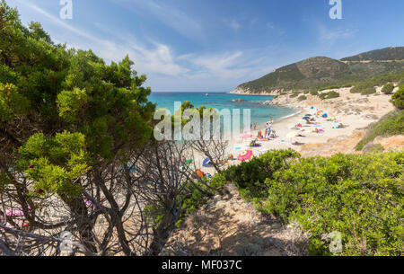 La végétation méditerranéenne frames la plage et la mer turquoise de Porto Sa Ruxi Villasimius Cagliari Sardaigne Italie Europe Banque D'Images