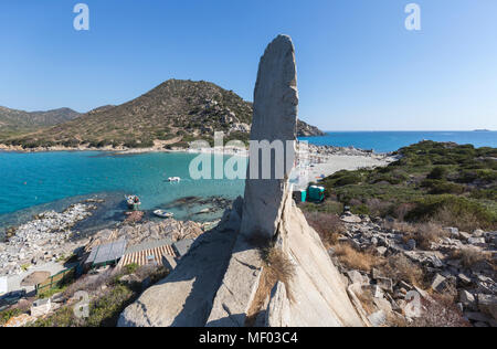 Les roches blanches encadrent la mer turquoise et la plage de Punta Molentis Villasimius Cagliari Sardaigne Italie Europe Banque D'Images