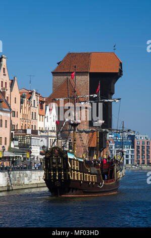 Watergate gothique Brama Zuraw (Crane Gate) sur Dlugie Pobrzeze (la rivière Motlawa) dans la ville principale dans le centre historique de Gdansk, Pologne. 19 avril Banque D'Images