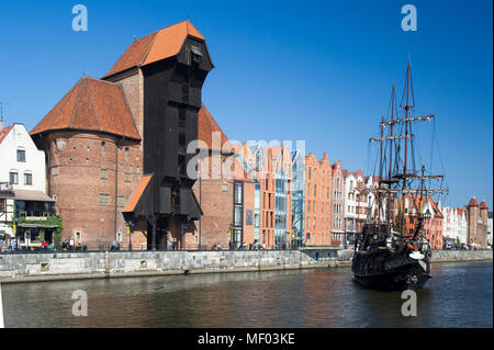 Watergate gothique Brama Zuraw (Crane Gate) sur Dlugie Pobrzeze (la rivière Motlawa) dans la ville principale dans le centre historique de Gdansk, Pologne. 19 avril Banque D'Images