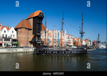 Watergate gothique Brama Zuraw (Crane Gate) sur Dlugie Pobrzeze (la rivière Motlawa) dans la ville principale dans le centre historique de Gdansk, Pologne. 19 avril Banque D'Images