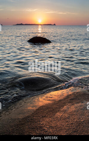 Les lumières dorées du lever du soleil se reflètent sur la mer bleue Punta Molentis Villasimius Cagliari Sardaigne Italie Europe Banque D'Images