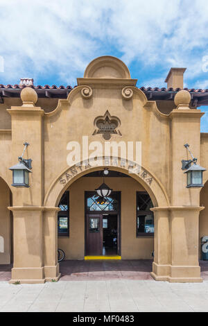 Le quartier historique de Santa Barbara, Californie gare avec son architecture néo-espagnol. Banque D'Images