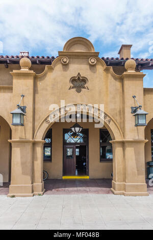 Le quartier historique de Santa Barbara, Californie gare avec son architecture néo-espagnol. Banque D'Images