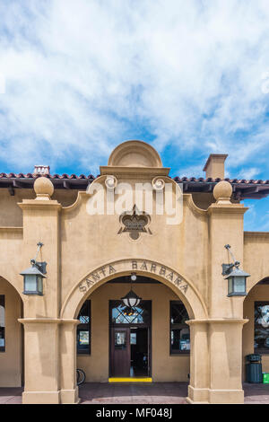 Le quartier historique de Santa Barbara, Californie gare avec son architecture néo-espagnol. Banque D'Images