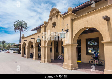 Le quartier historique de Santa Barbara, Californie gare avec son architecture néo-espagnol. Banque D'Images