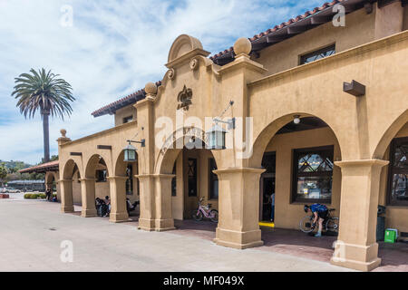 Le quartier historique de Santa Barbara, Californie gare avec son architecture néo-espagnol. Banque D'Images