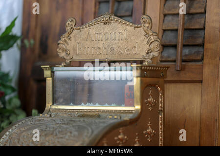 Images de meubles anciens 313 National cash register, fabriquée en 1912 par National Cash Register Co. illustré est vue avant de caisse en bronze. Banque D'Images