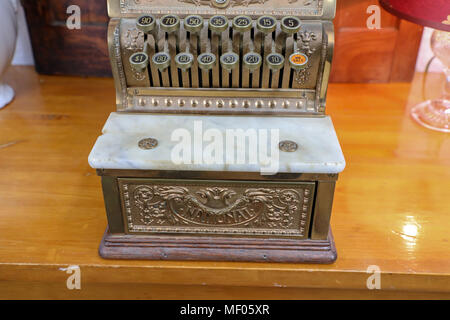 Images de meubles anciens 313 National cash register, fabriquée en 1912 par National Cash Register Co. illustré est vue avant de caisse en bronze. Banque D'Images