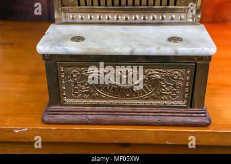 Images de meubles anciens 313 National cash register, fabriquée en 1912 par National Cash Register Co. illustré est vue avant de caisse en bronze. Banque D'Images