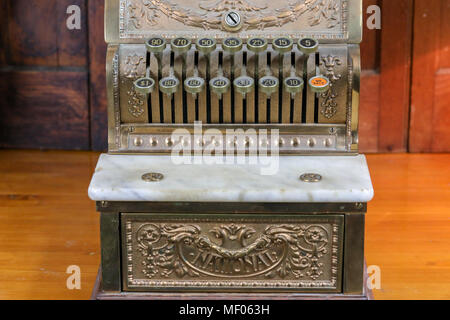 Images de meubles anciens 313 National cash register, fabriquée en 1912 par National Cash Register Co. illustré est vue avant de caisse en bronze. Banque D'Images