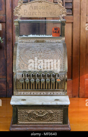 Images de meubles anciens 313 National cash register, fabriquée en 1912 par National Cash Register Co. illustré est vue avant de caisse en bronze. Banque D'Images