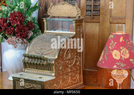 Images de meubles anciens 313 National cash register, fabriquée en 1912 par National Cash Register Co. illustré est vue avant de caisse en bronze. Banque D'Images