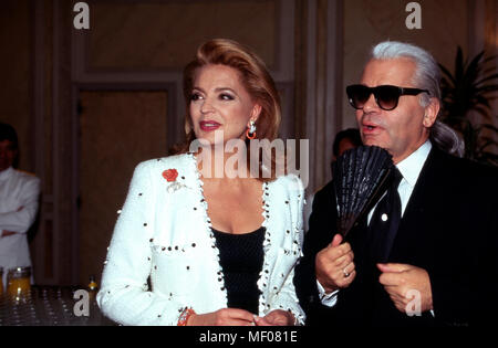 Prinzessin Ira von Fürstenberg mit Modeschöpfer Karl Lagerfeld, Deutschland 1995. La princesse Ira von Fuerstenberg avec le créateur de mode Karl Lagerfeld, Allemagne 1995. Banque D'Images