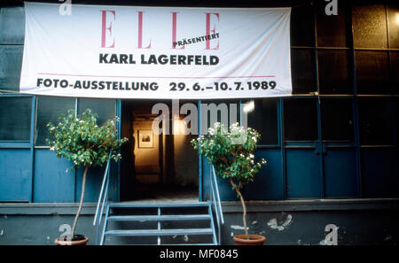 Elle Frauenzeitschrift Modeschöpfer Die präsentiert Karl Lagerfeld auf einer Ausstellung als Fotograf à München, Deutschland 1989. Women's magazine féminin Elle Karl Lagerfeld présente comme un photographe avec une exposition à Munich, Allemagne 1989. Banque D'Images