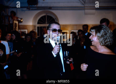 Elle Frauenzeitschrift Modeschöpfer Die präsentiert Karl Lagerfeld auf einer Ausstellung als Fotograf à München, Deutschland 1989. Women's magazine féminin Elle Karl Lagerfeld présente comme un photographe avec une exposition à Munich, Allemagne 1989. Banque D'Images