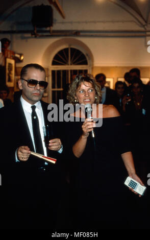 Elle Frauenzeitschrift Modeschöpfer Die präsentiert Karl Lagerfeld auf einer Ausstellung als Fotograf à München, Deutschland 1989. Women's magazine féminin Elle Karl Lagerfeld présente comme un photographe avec une exposition à Munich, Allemagne 1989. Banque D'Images