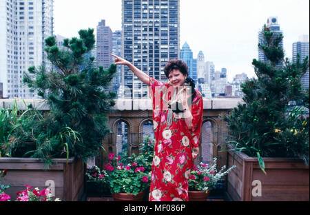 Anna Moffo, amerikanische Opernsängerin zuhause mit Wohnung in ihrer Kissy Rehpinscher à New York, USA 1987. La chanteuse Anna Moffo opéra américain pinscher avec à son Kissy maison privée à New York, USA 1987. Banque D'Images