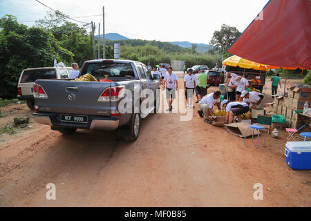 Les bénévoles préparent les bananes et de l'eau au point de contrôle 2 de la PCC Présidentielle spécialisés Ride vtt 2013 compétition À Semenyih, Malaisie. Banque D'Images