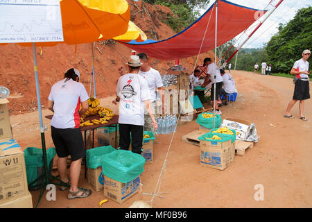 Les bénévoles préparent les bananes et de l'eau au point de contrôle 2 de la PCC Présidentielle spécialisés Ride vtt 2013 compétition À Semenyih, Malaisie. Banque D'Images