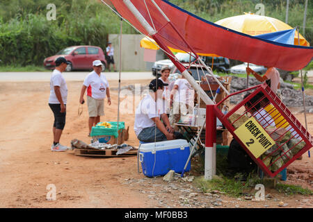 Les bénévoles préparent les bananes et de l'eau au point de contrôle 2 de la PCC Présidentielle spécialisés Ride vtt 2013 compétition À Semenyih, Malaisie. Banque D'Images