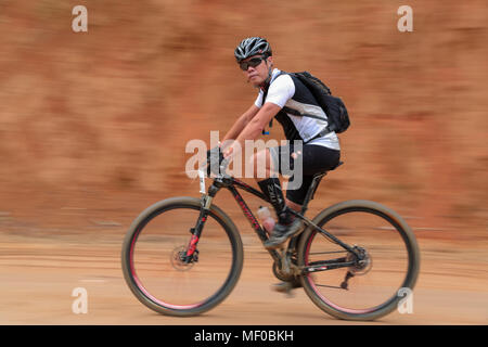 Panoramique du motard contre un arrière-plan simple lors de l'élection présidentielle spécialisés PCC Ride vtt 2013 la concurrence À Semenyih, Malaisie. Banque D'Images
