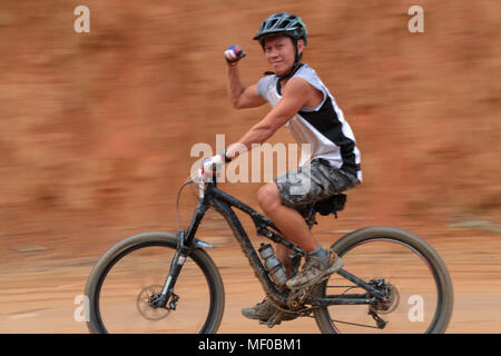 Panoramique du motard contre un arrière-plan simple lors de l'élection présidentielle spécialisés PCC Ride vtt 2013 la concurrence À Semenyih, Malaisie. Banque D'Images