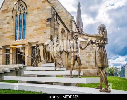 Bronce monument au Pape Jean Paul II, entouré de jeunes, conçu par sulptress Linda Klarfeld, la Cathédrale St Patrick, Parramatta, plus nous Banque D'Images