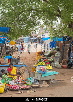 Karaikudi, Inde - le 12 mars 2018 : les fruits et légumes vendus au bord de la route. Les dévots visiter le temple hindou de locaux à travers le Tamil Nadu Banque D'Images