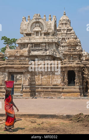 Kanchipuram, Inde - le 18 mars 2018 : une femme locale non identifiés en passant en face de l'entrée de la 8e siècle Kailasanathar temple Banque D'Images