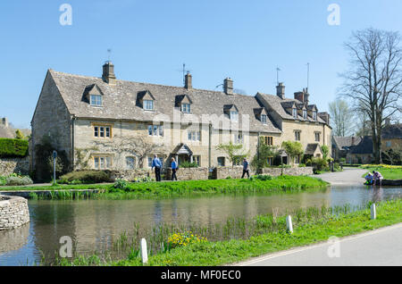 Rangée de jolis cottages sur la rive de la rivière Eye dans le joli village de Cotswold de Lower Slaughter dans le Gloucestershire, Royaume-Uni Banque D'Images