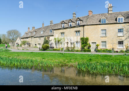 Rangée de jolis cottages sur la rive de la rivière Eye dans le joli village de Cotswold de Lower Slaughter dans le Gloucestershire, Royaume-Uni Banque D'Images