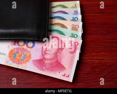 Yuan chinois dans le portefeuille noir Banque D'Images