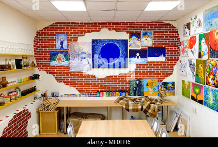 KIROV, RUSSIE - Août 7, 2017 : coloré et créatif de l'intérieur local art studio, loft style, de nombreux tableaux originaux et des répliques sur les murs Banque D'Images