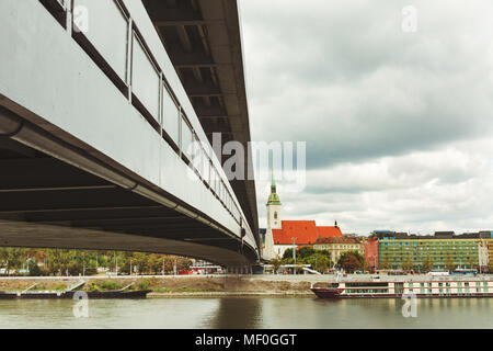 BRATISLAVA, SLOVAQUIE : Octobre 01, 2016 : Novy Most (Pont de la plupart des SNP), au-dessus de l'eau du Danube, avec la ville et la cathédrale en arrière-plan Banque D'Images