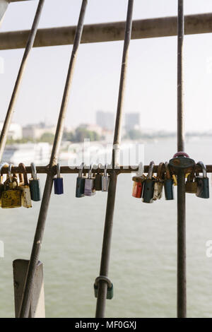 Lot d'un cadenas accroché sur pont. Représenter l'amour. forever Concept Bratislava Banque D'Images