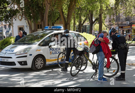Palma, Majorque, Espagne. En 2018. Aider les agents de police locaux dans le centre touristique de la ville Banque D'Images