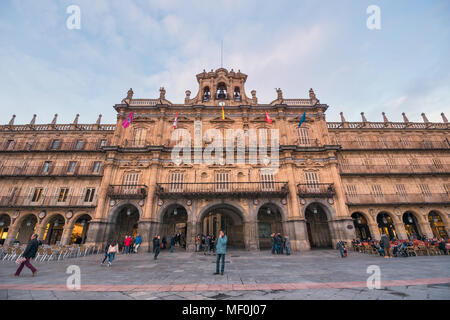 Salamanque, Espagne - 29 décembre 2017 : visite touristique célèbre de Salamanque, place principale, Salamanca, Espagne. Banque D'Images