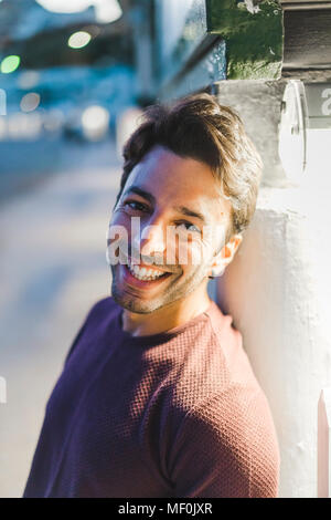 Portrait de jeune homme en riant dans la soirée Banque D'Images