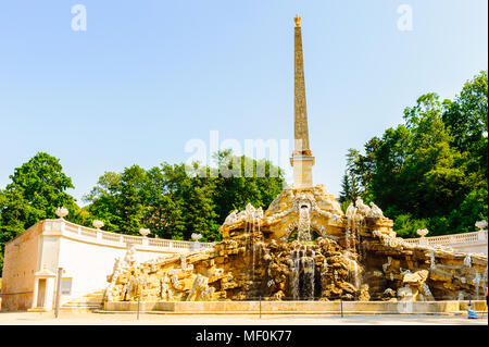 Fontaine à obélisque Schonbrunn Banque D'Images