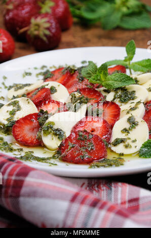 Collation légère caprese avec fraises et pesto de menthe mozzarella habillé Banque D'Images