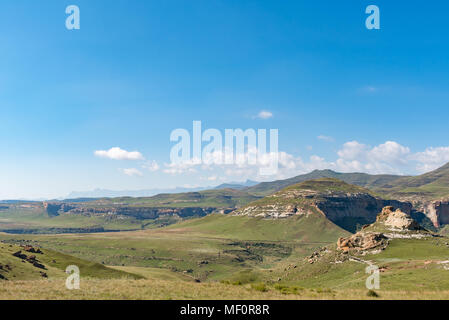 La vue du Golden Gate avec l'Amphithéâtre dans le Drakensberg visible dans l'arrière, à gauche et la montagnes Maluti à droite Banque D'Images