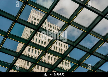 Une tour de Beisheim Center vu par un toit en verre de la Potsdamer Platz Gare Banque D'Images