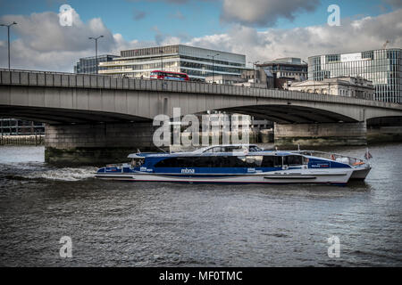 Bateau de rivière en passant par London Bridge, London, England, GB Banque D'Images