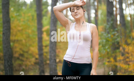 Portrait de jeune femme fatiguée d'avoir briser tout en jogging Banque D'Images