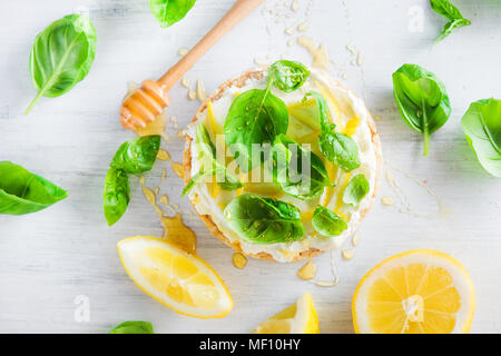 Collation santé, avec du pain, du zeste de citron, le miel et le basilic. Entrée facile recette. Banque D'Images