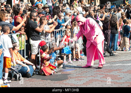 Une personne habillé en Dark Vador rose interagit avec les spectateurs le long du parcours du défilé Dragon Con le 5 septembre 2015 à Atlanta, GA. Banque D'Images